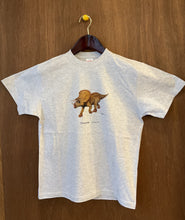 画像をギャラリービューアに読み込む, ヒサクニヒコの恐竜Tシャツ「トリケラトプス」大人用 男女兼用 *送料込み(レターパック)