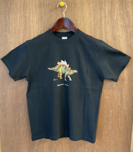 画像をギャラリービューアに読み込む, ヒサクニヒコの恐竜Ｔシャツ「ステゴサウルス」　大人用　男女兼用　＊送料込み（レターパックライト）
