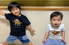 画像をギャラリービューアに読み込む, ヒサクニヒコの恐竜Tシャツ「ティラノサウルス」キッズ用　＊送料込み（レターパックライト）
