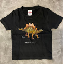 画像をギャラリービューアに読み込む, ヒサクニヒコの恐竜Tシャツ「ステゴサウルス」キッズ用 ＊送料込み（レターパック）
